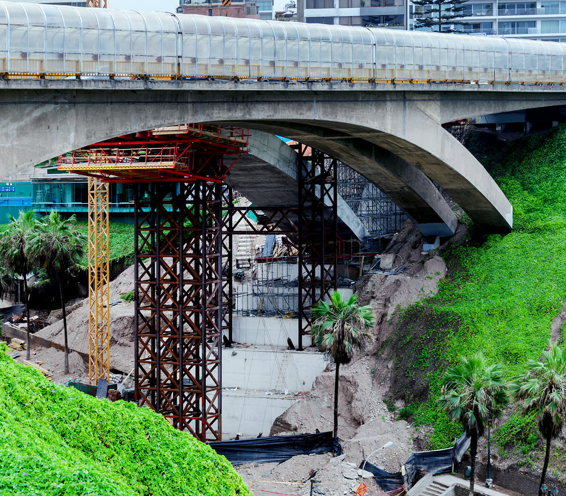 Image of bridge overpass under construction in an urban environment symbolizing OSITRÁN's involvement in the transport infrastructure of public use and market.